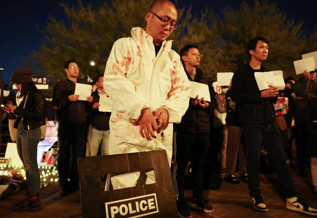 Мітинг в Південній Каліфорнії, щоб вшанувати тих, хто загинув під час пожежі багатоквартирного будинку в Урумчі, Китай.