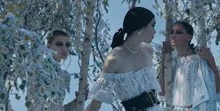 У Києві активісти обмалювали фасад бутіка Dior через рекламу в "російському стилі" 1