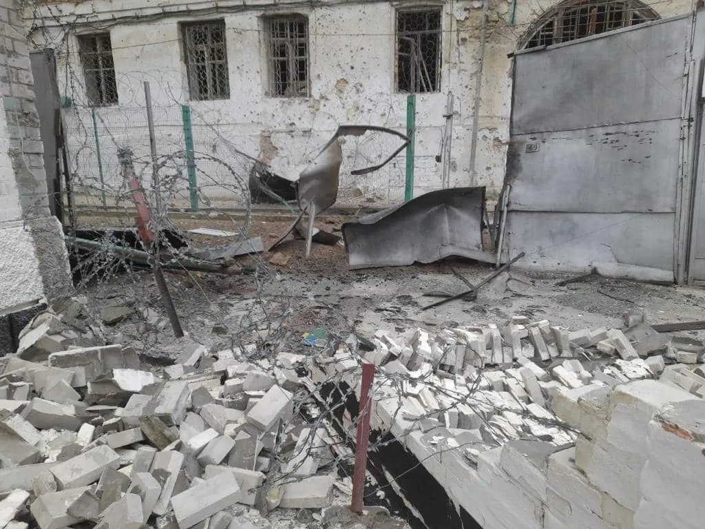 Під час обстрілу Херсону окупанти влучили по СІЗО: є поранені серед персоналу 2