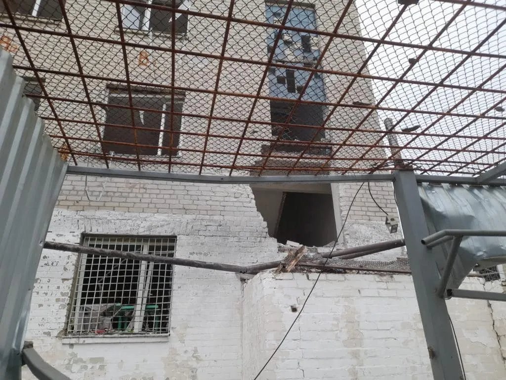 Під час обстрілу Херсону окупанти влучили по СІЗО: є поранені серед персоналу 4