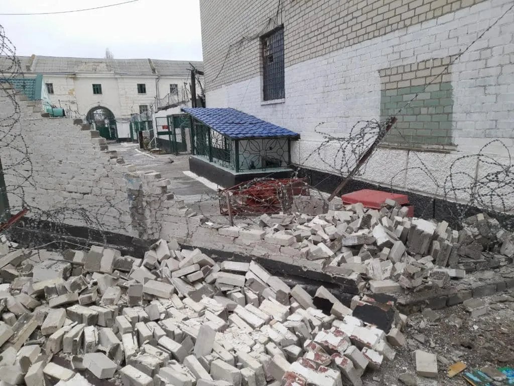 Під час обстрілу Херсону окупанти влучили по СІЗО: є поранені серед персоналу 5