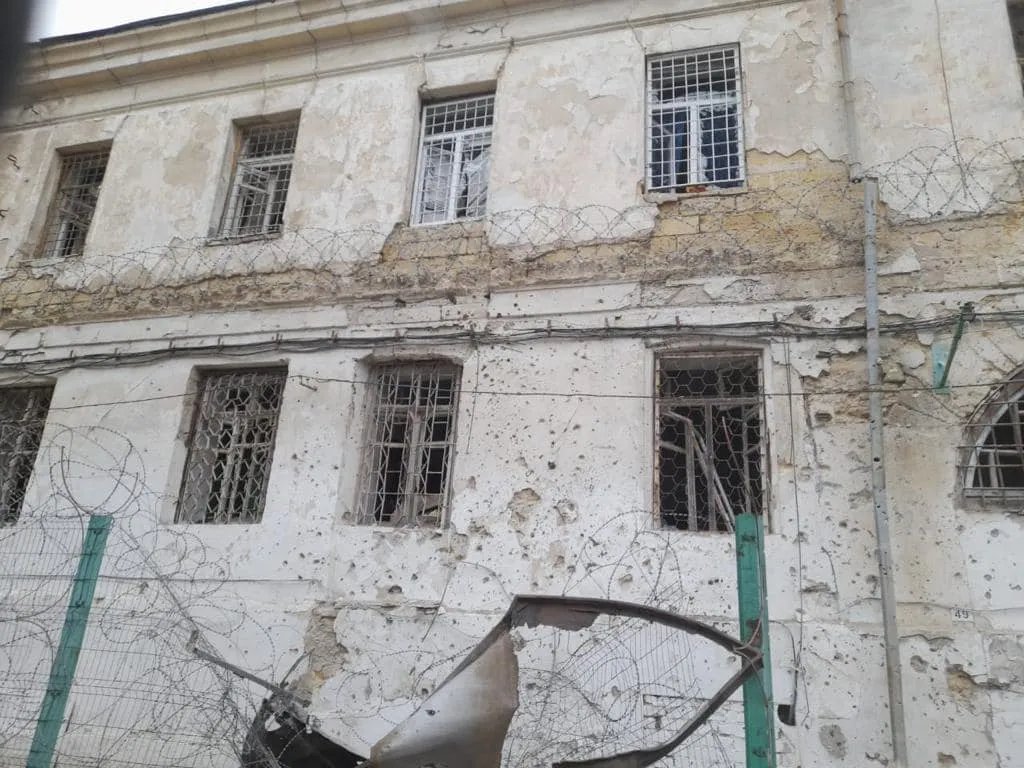 Під час обстрілу Херсону окупанти влучили по СІЗО: є поранені серед персоналу 6