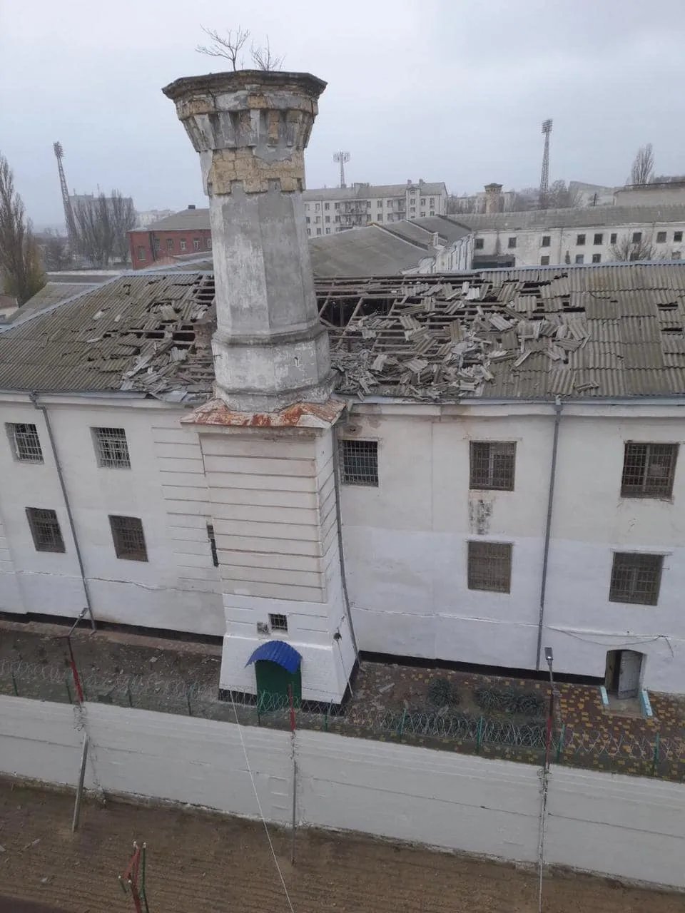 Під час обстрілу Херсону окупанти влучили по СІЗО: є поранені серед персоналу 7
