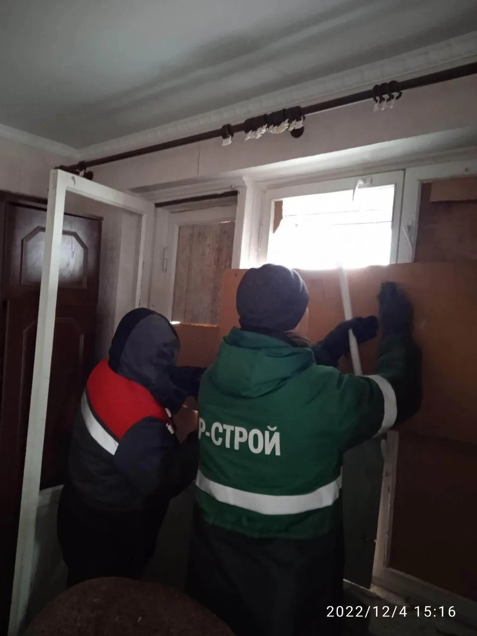"Допомога" від окупаційної влади - фанера, картон та плівка