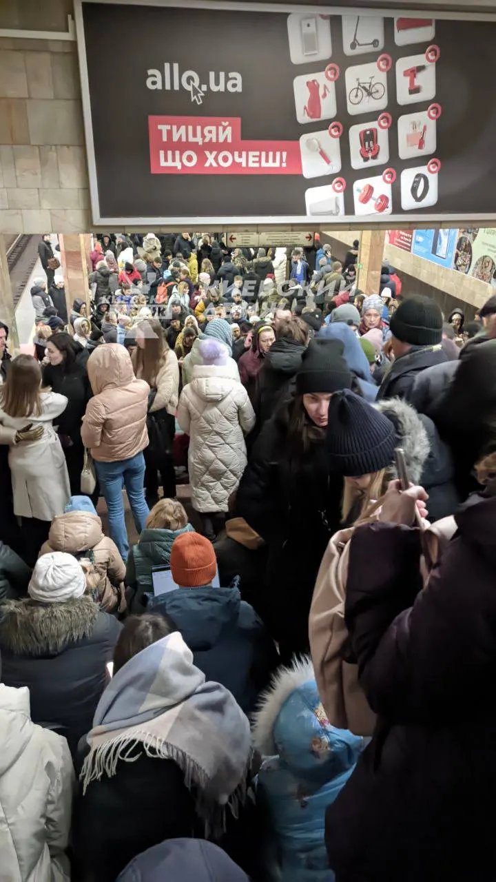 Кияни ховаються в метро Кияни ховаються в метро