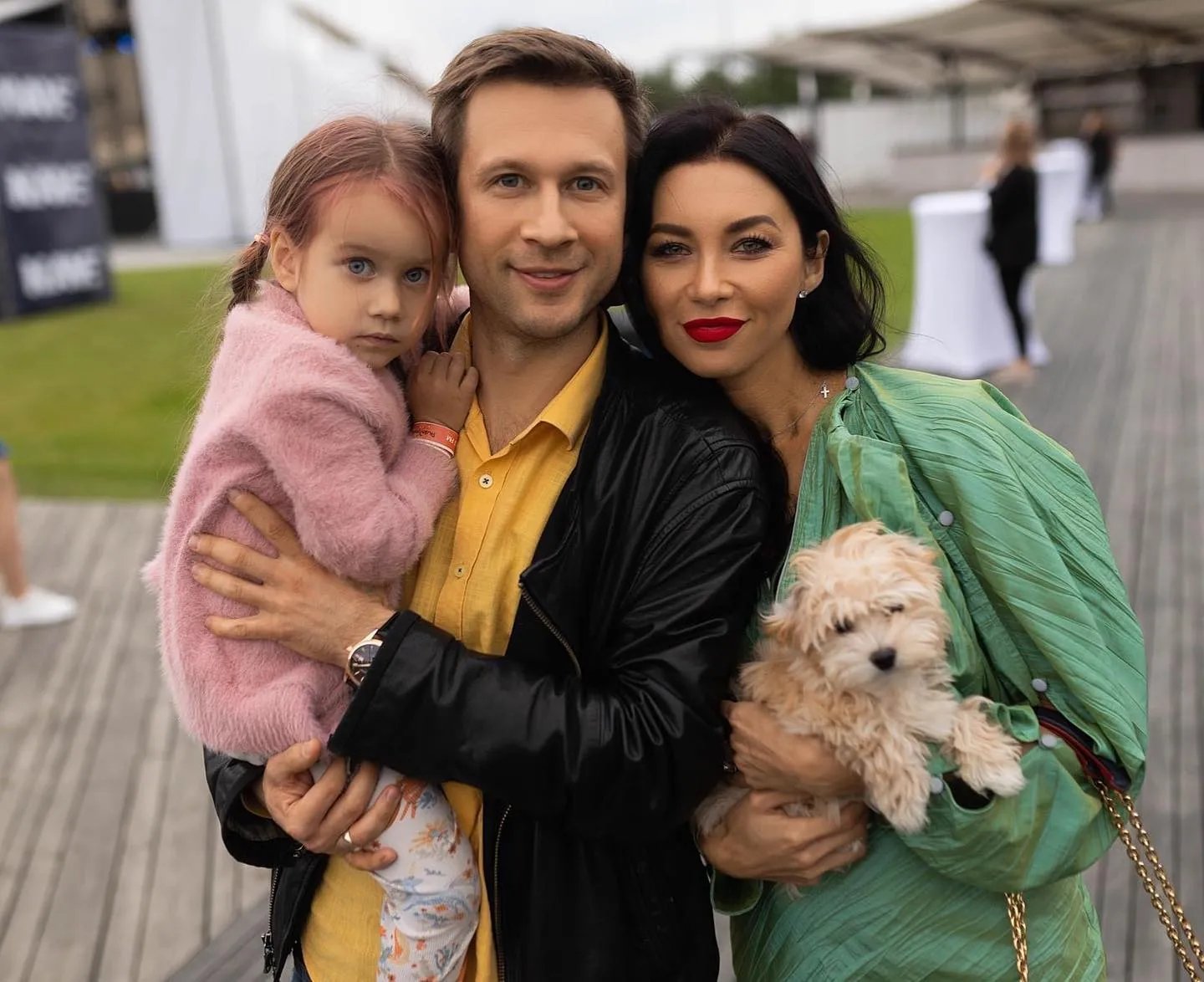 Дмитро Ступка з донькою Богданою та Поліною Логуновою