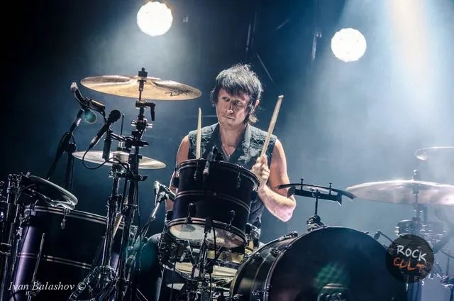 7 грудня 1977 року народився Домінік Джеймс Говард