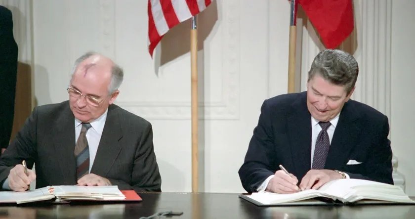 Михайло Горбачов і Рональд Рейган Вашингтон, 8 грудня 1987 рік, Михайло Горбачов і Рональд Рейган