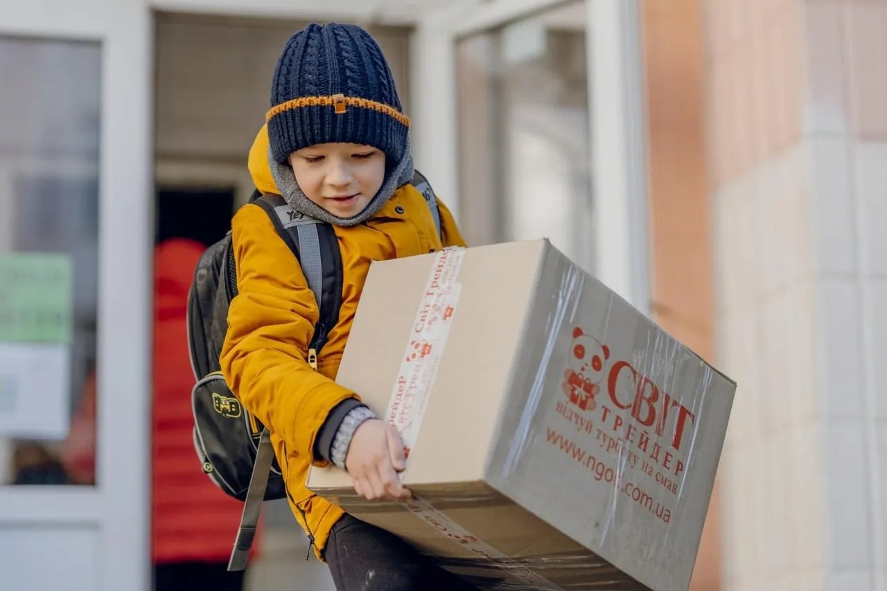 Діти допомагають вантажити зібране для нацгвардійців. Фото: МВС України