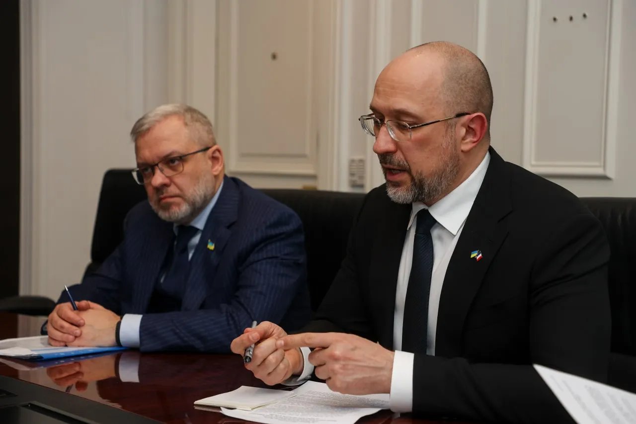 Міністр енергетики України Герман Галущенко і прем'єр-міністр України Денис Шмигаль на зустрічі з Гроссі