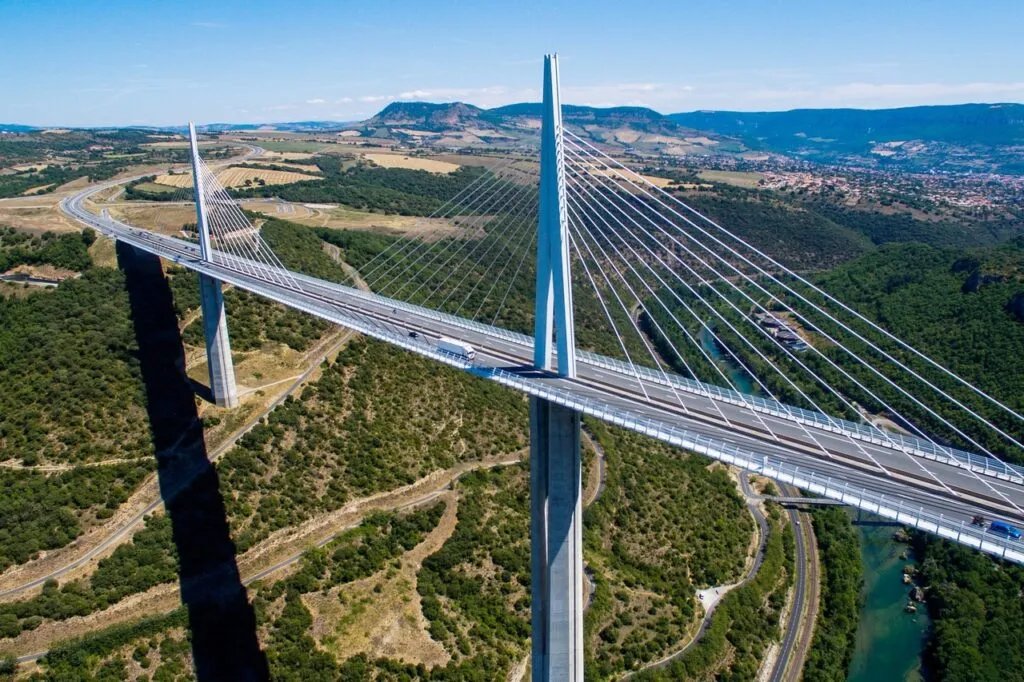 Фото: 2004 — на півдні Франції відкрито найвищий міст-віадук Мійо, його побудували за 3 роки.