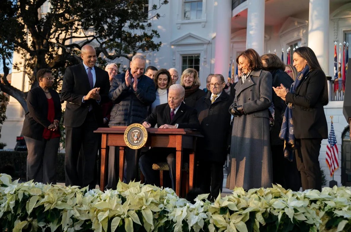 Президент Джозеф Байден підписує "Акт про повагу шлюбу"