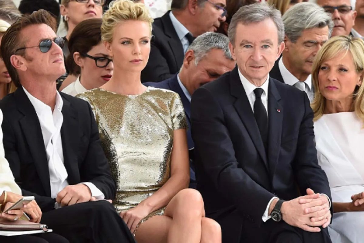 Торік LVMH заробила 68 мільярдів доларів, 64 % акцій компанії належать Арно та його родині. Торік LVMH заробила 68 мільярдів доларів, 64 % акцій компанії належать Арно та його родині.