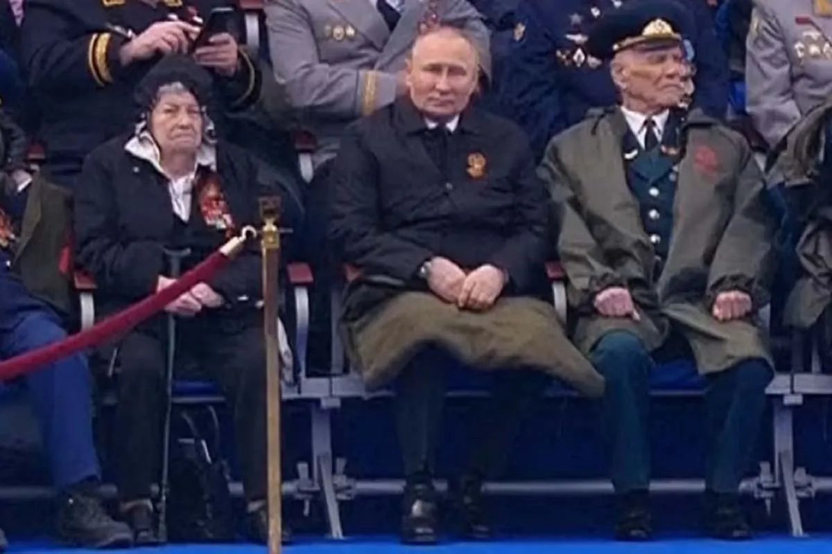 На параді до 9 травня путін тримав на колінах плед