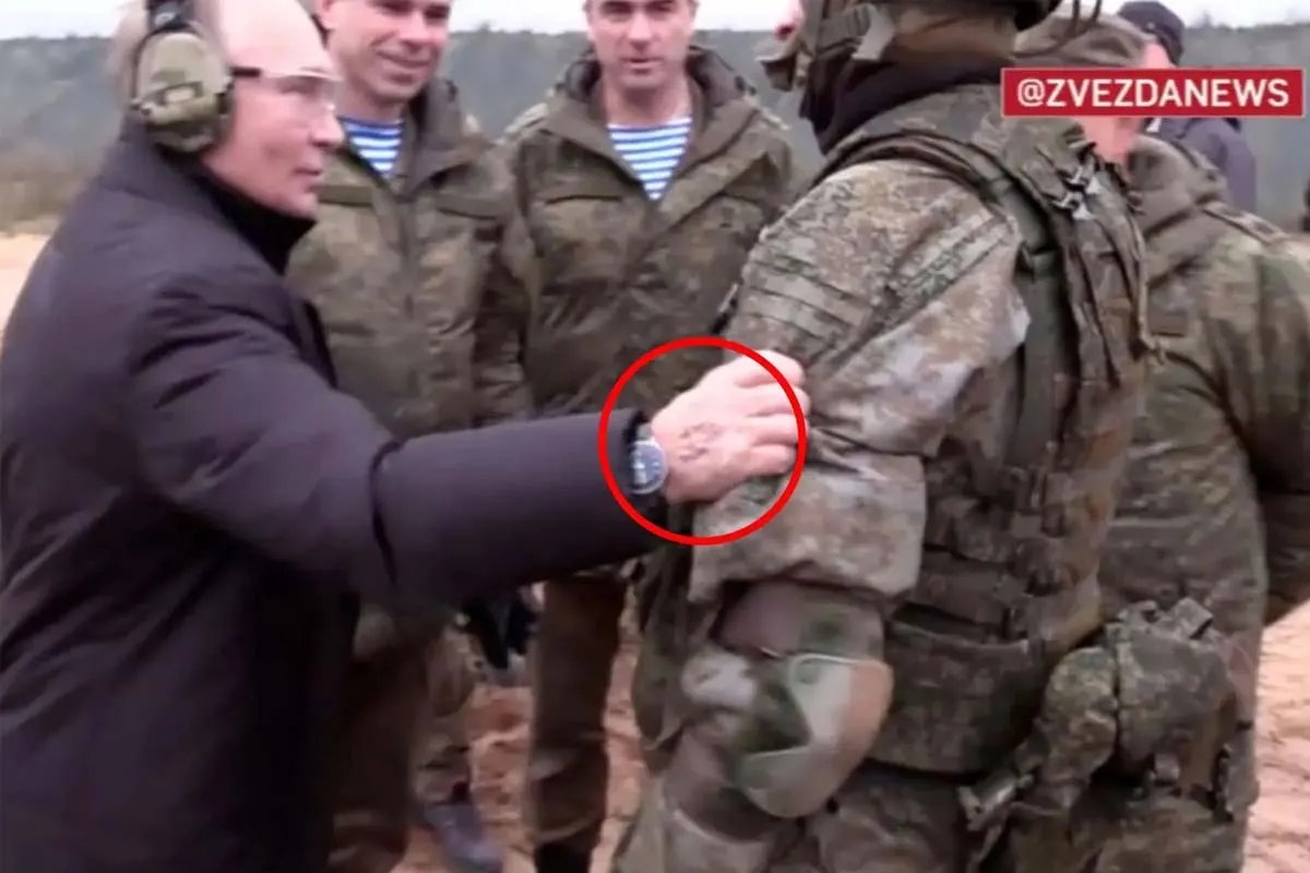 На цьому фото видно, як набрякли вени на руках кремлівського вождя