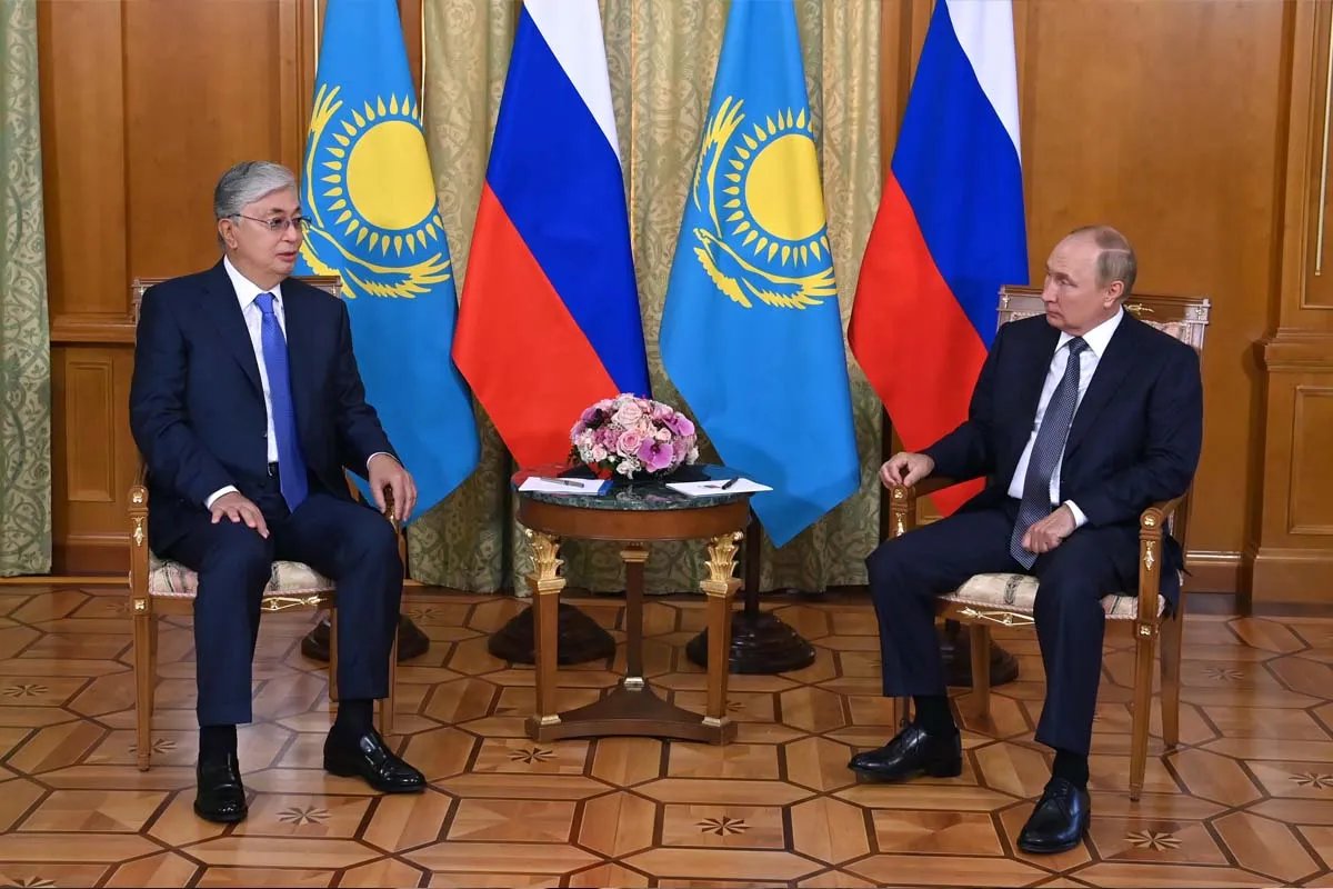 На зустрічі з Токаєвим путін тривалий час сидить у неприродній позі