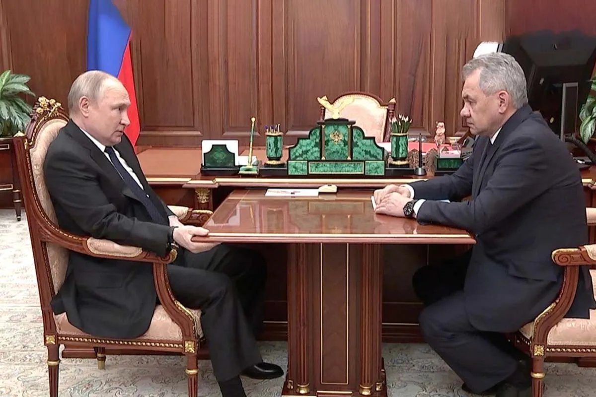 На зустрічі з Шойгу путін тримається за меблі