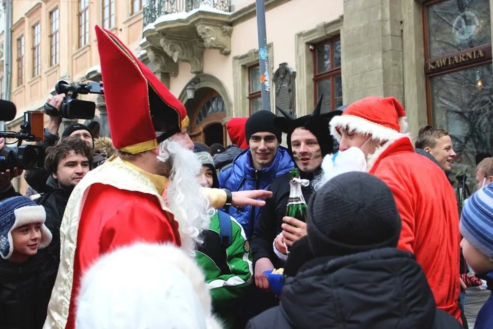 Дід Мороз проти Святого Миколая у Львові Дід Мороз проти Святого Миколая у Львові