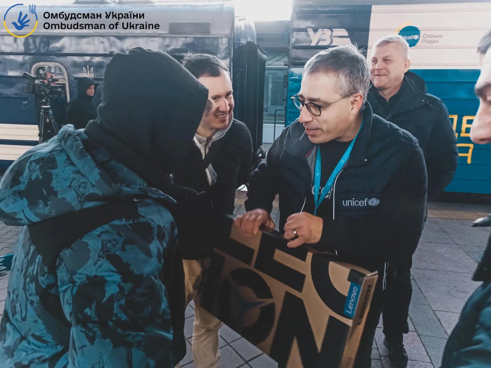Хлопця зустріли новим ноутбуком для навчання