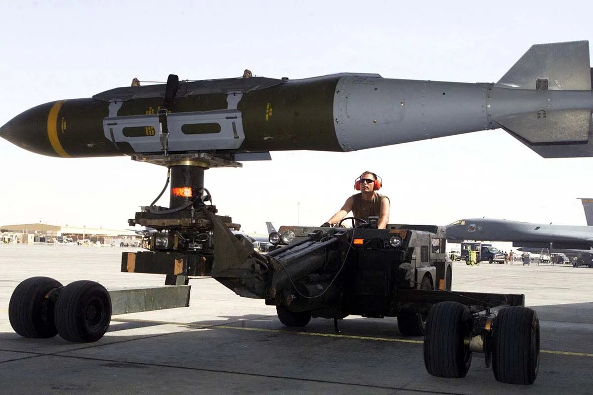 JDAM — обладнання, яке перетворює звичайні бомби на "розумну" зброю JDAM — обладнання, яке перетворює звичайні бомби на "розумну" зброю