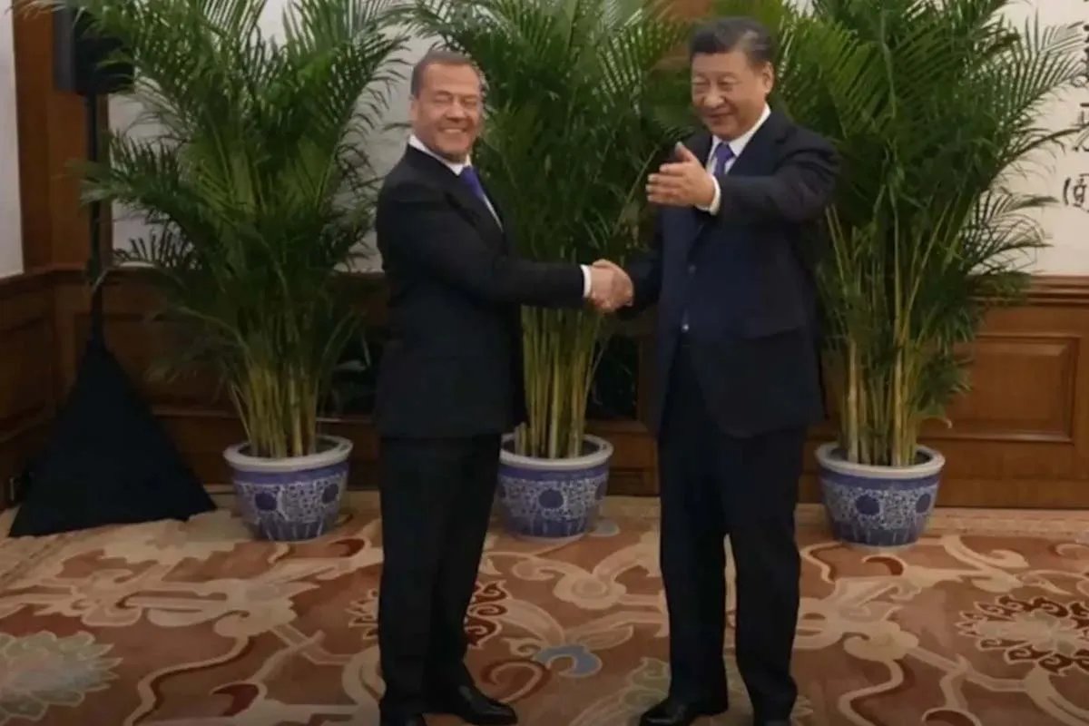 Дмитро Медведєв раптово поїхав до Пекіну Дмитро Медведєв раптово поїхав до Пекіну