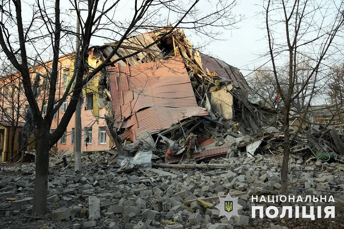 Нацполиция показала последствия ракетной атаки рф по Краматорску — били по школе и жилым домам 1