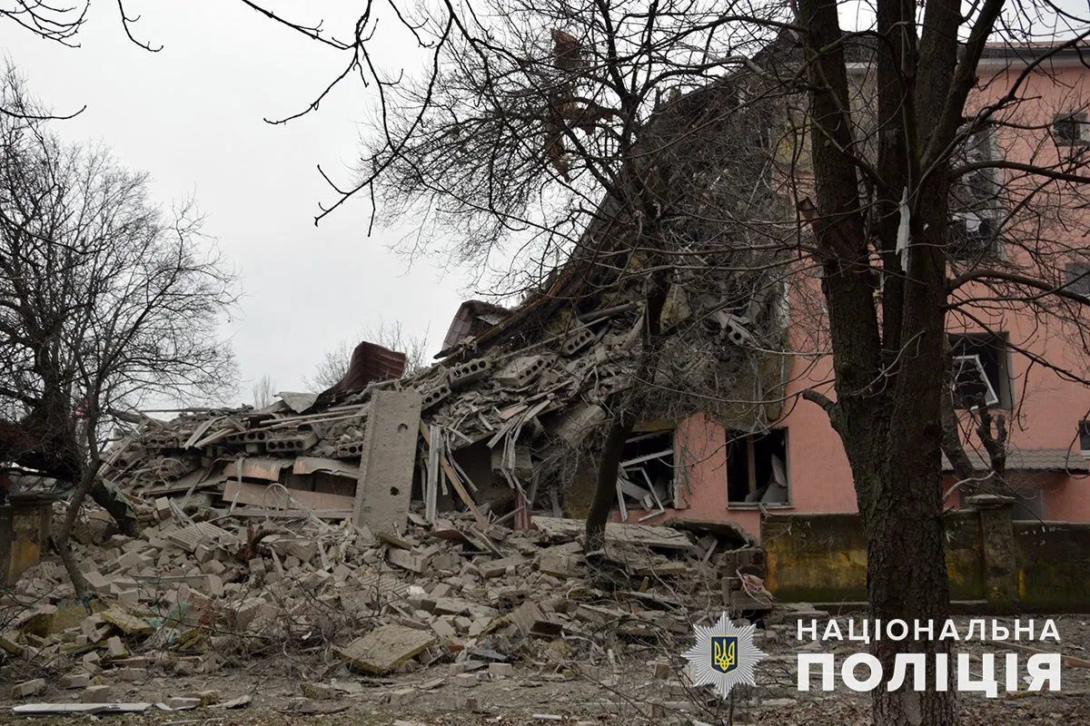 Нацполиция показала последствия ракетной атаки рф по Краматорску — били по школе и жилым домам 4