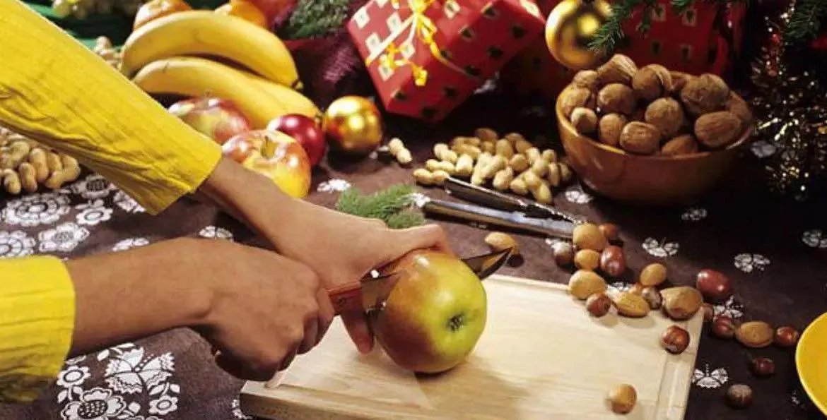 Яблоко разрезают пополам на Рождество