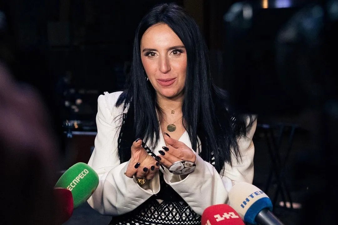 Спілкування з журналістами – обов'язкова частина роботи артиста