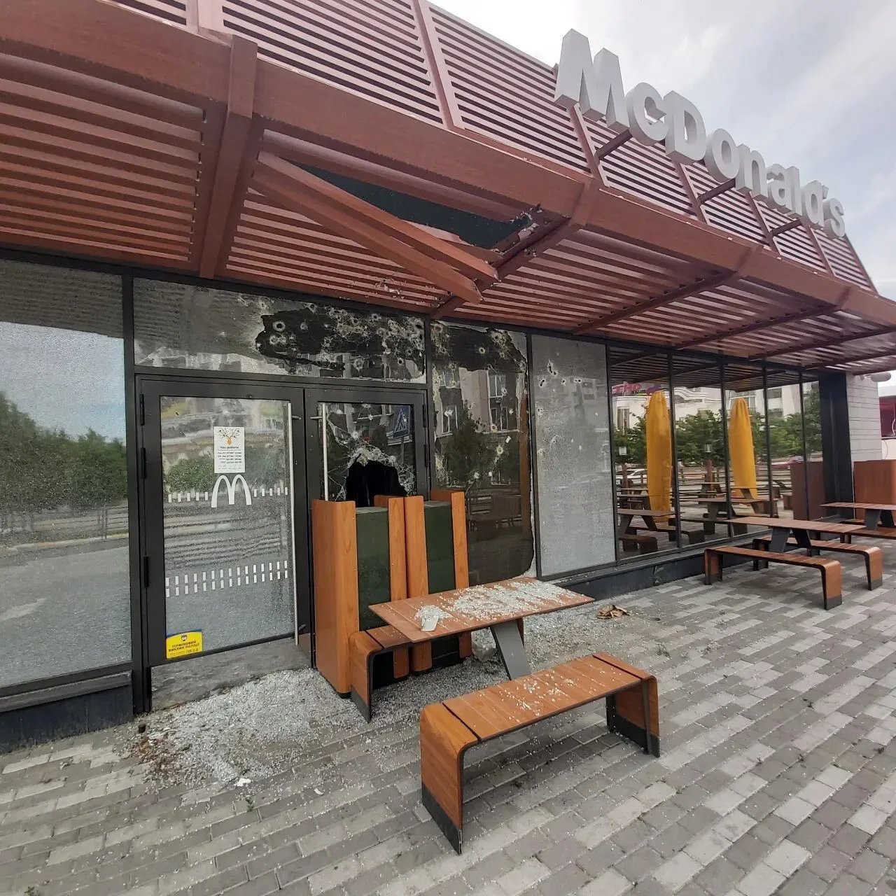 Як виглядав обстріляний McDonald's у Бучі
