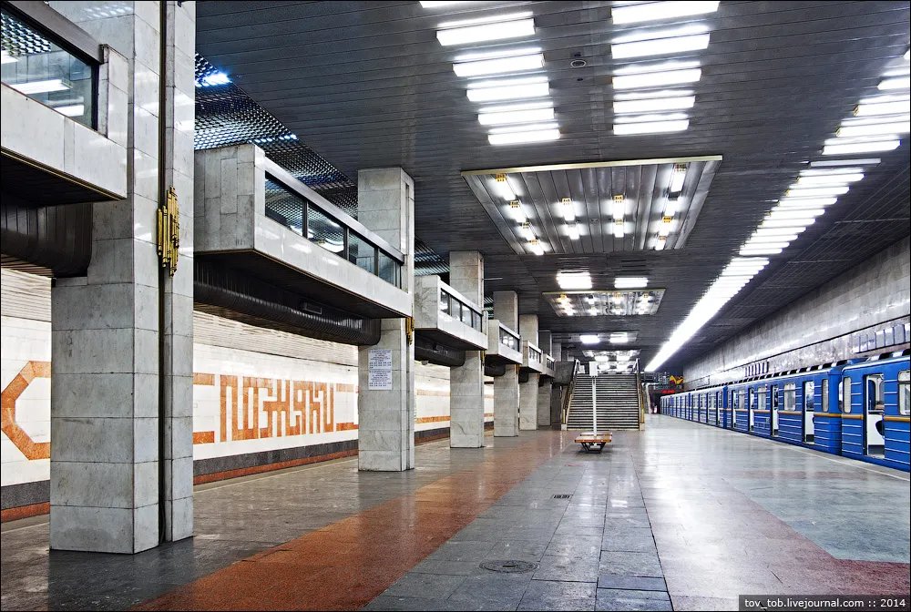 1994 — в Києві ввели в експлуатацію станцію метро Позняки