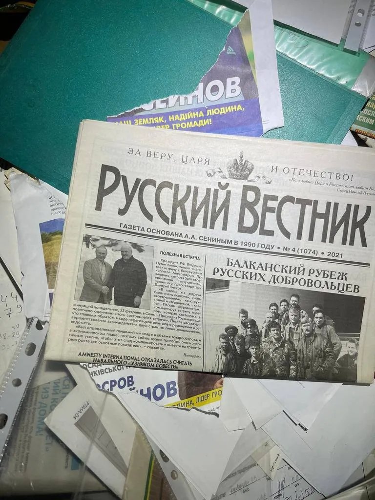 Портрети Гундяєва, агітлистівки з РПЦ та Партії регіонів - в Дніпрі зупинили автомобіль з російською пропагандою 6