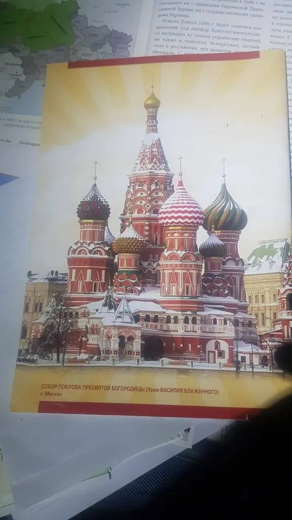 Портрети Гундяєва, агітлистівки з РПЦ та Партії регіонів - в Дніпрі зупинили автомобіль з російською пропагандою 1