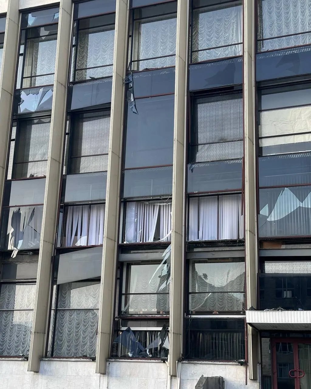 Палац Україна після вибуху