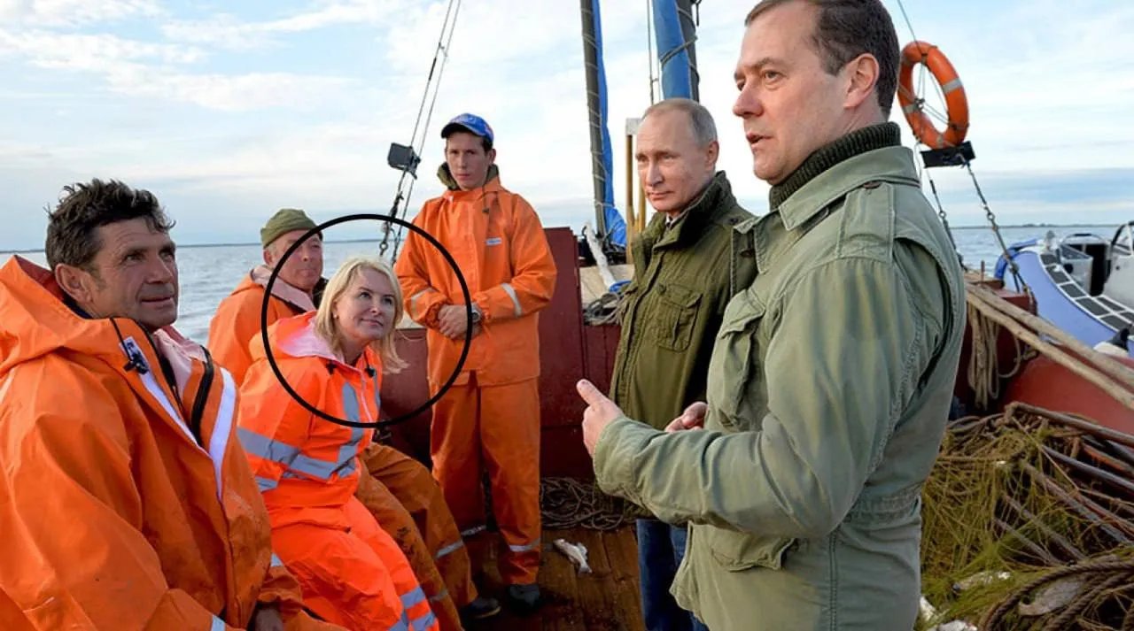 Давився і кашляв. Забальзамований путін записав новорічне звернення на фоні фейкових військових 3