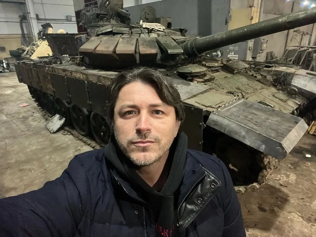 Возле трофейного танка