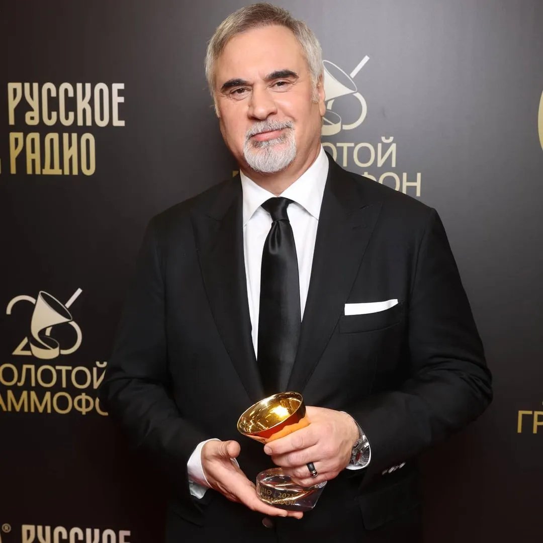 Поки що з нагородами