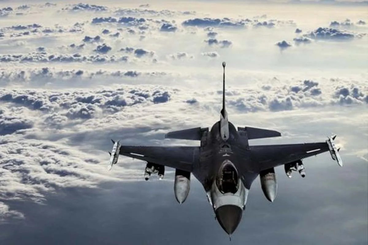 Українські пілоти вчаться літати на американських F-16 Українські пілоти вчаться літати на американських F-16