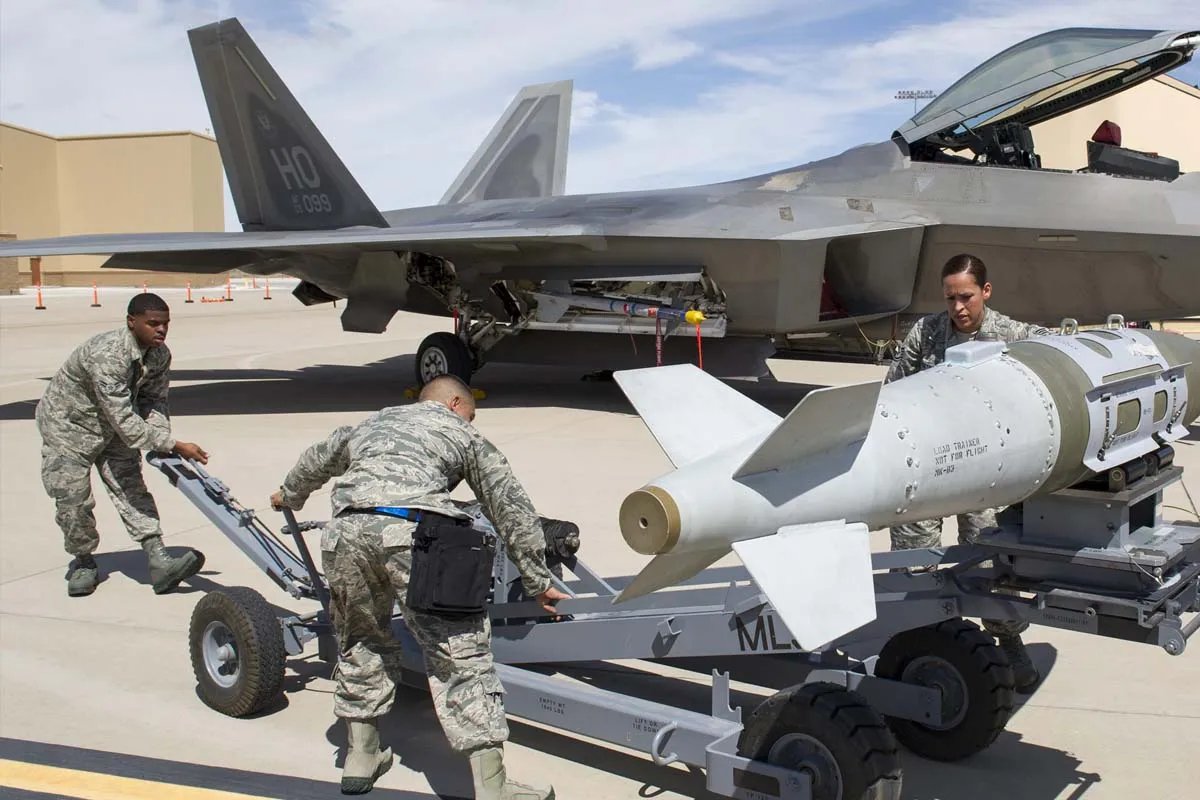 За допомогою систем JDAM українські пілоти зможуть  скидати бомби зі снайперською точністю на відстань 24-80 км За допомогою систем JDAM українські пілоти зможуть  скидати бомби зі снайперською точністю на відстань 24-80 км