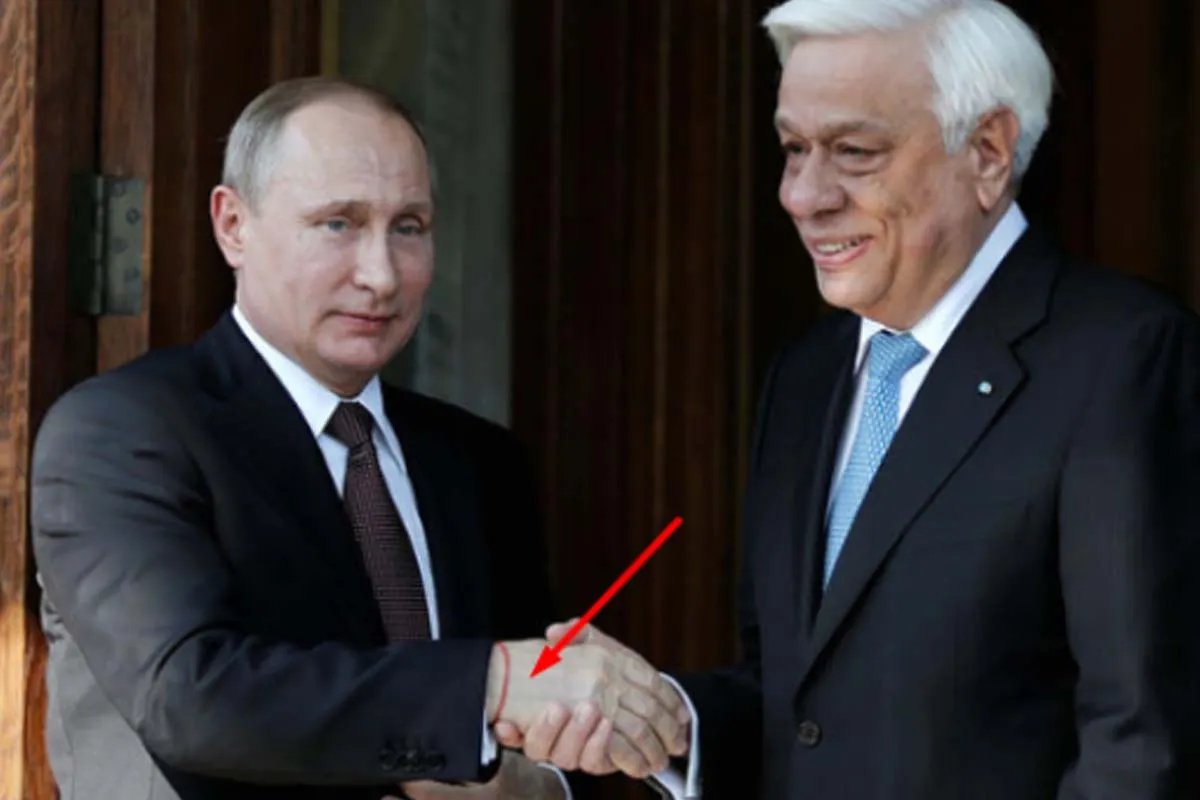 Путін носив червону нитку, щоб не зурочили Путін носив червону нитку, щоб не зурочили