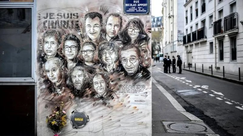 Жертвами нападений на редакцию журнала Charlie Hebdo и еврейский кошерный магазин стали 16 человек.