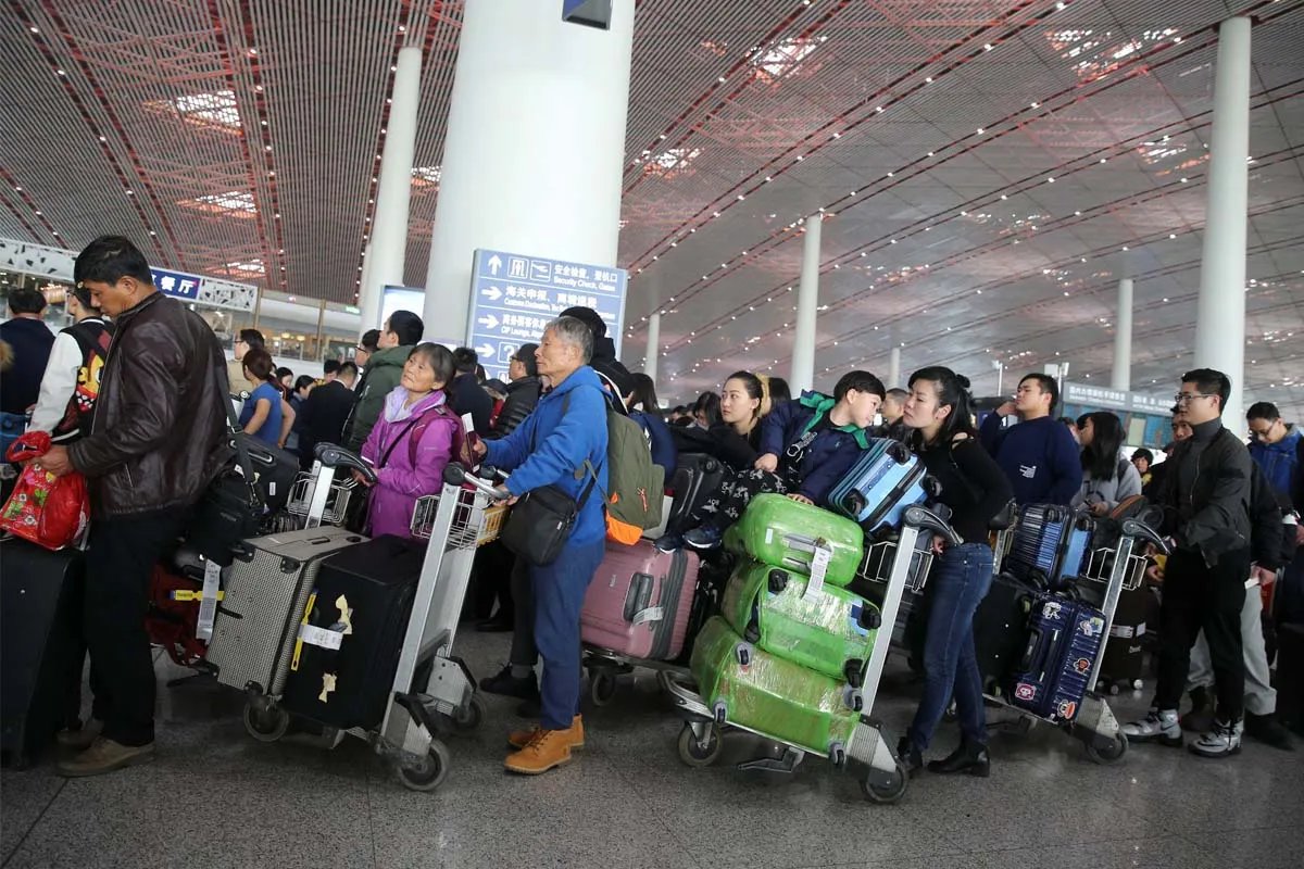 Китай дозволив громадянам здійснювати подорожі закордон