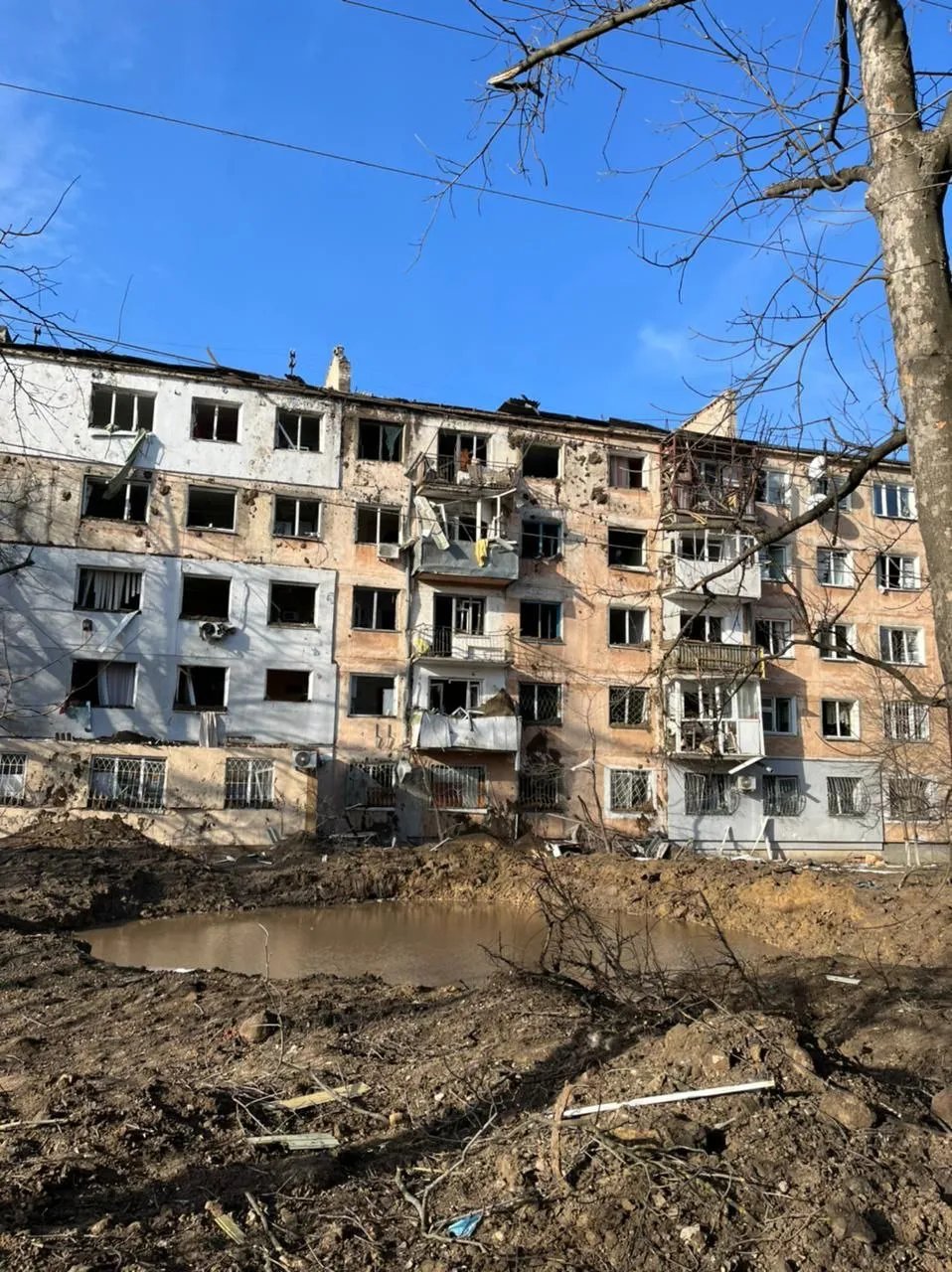 Окупанти вдарили по Херсону, ворожий снаряд впав біля багатоповерхівки: є поранений 1