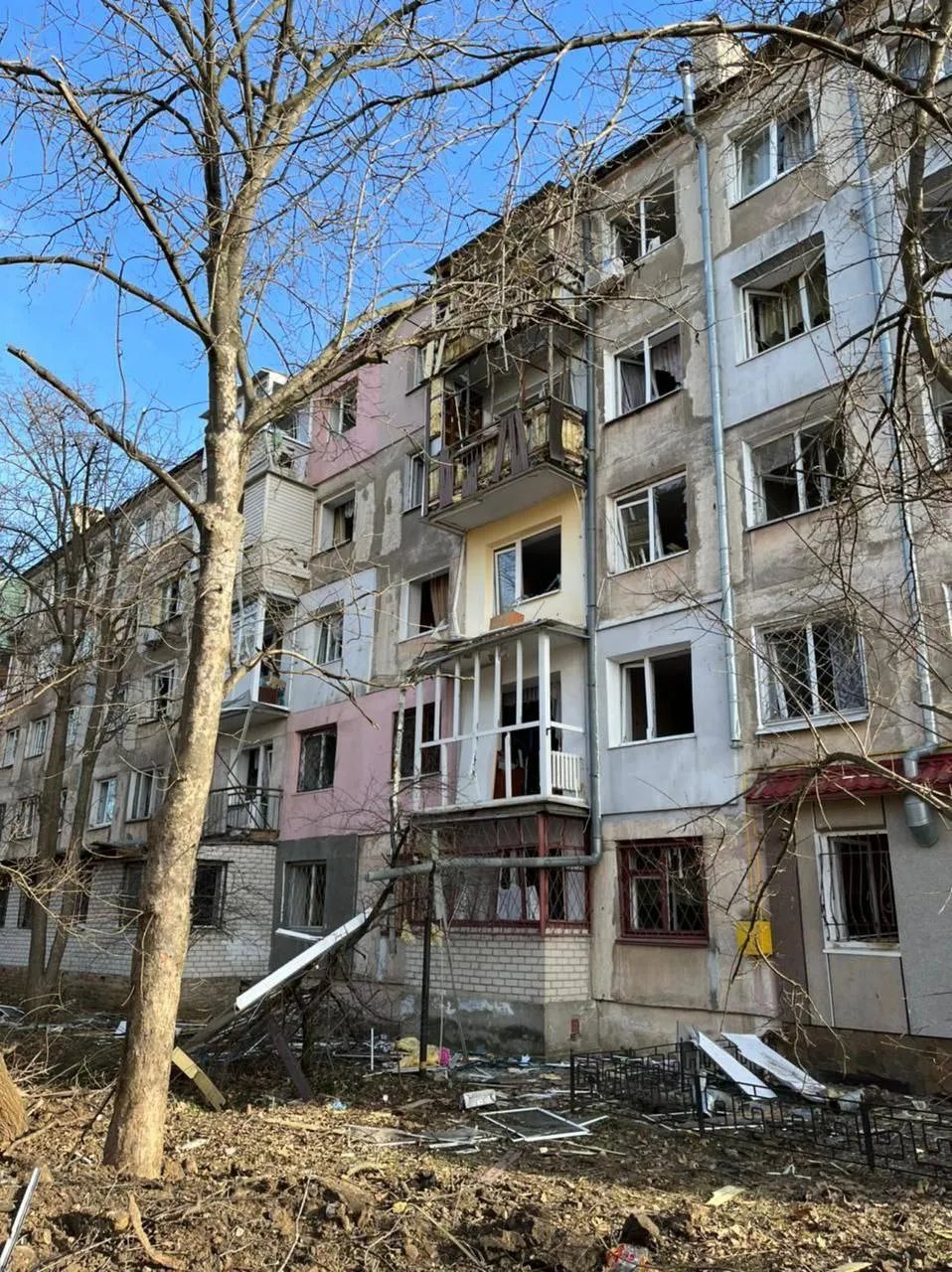 Окупанти вдарили по Херсону, ворожий снаряд впав біля багатоповерхівки: є поранений 2