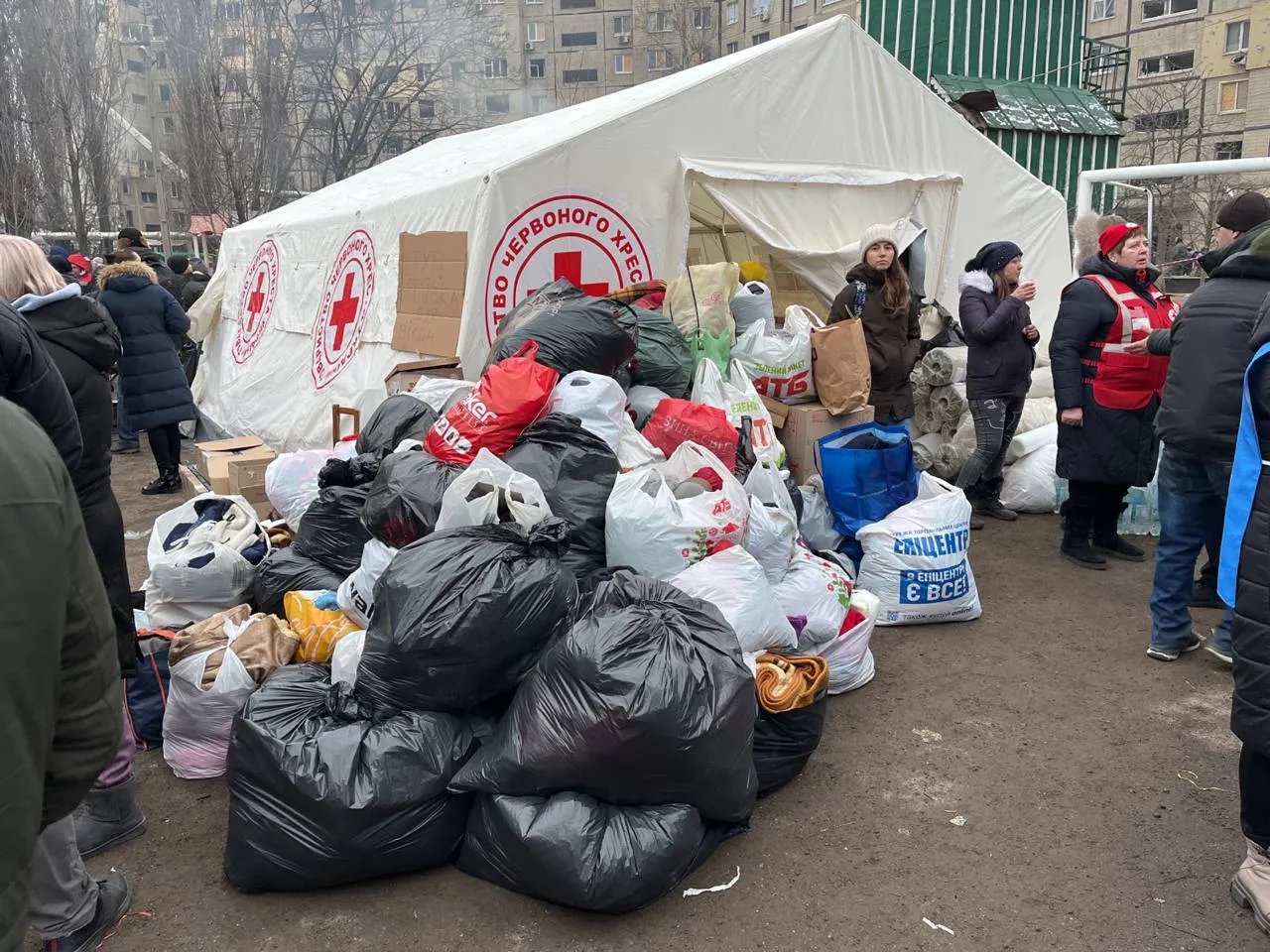 Дніпряни принесли речі для потерпілих