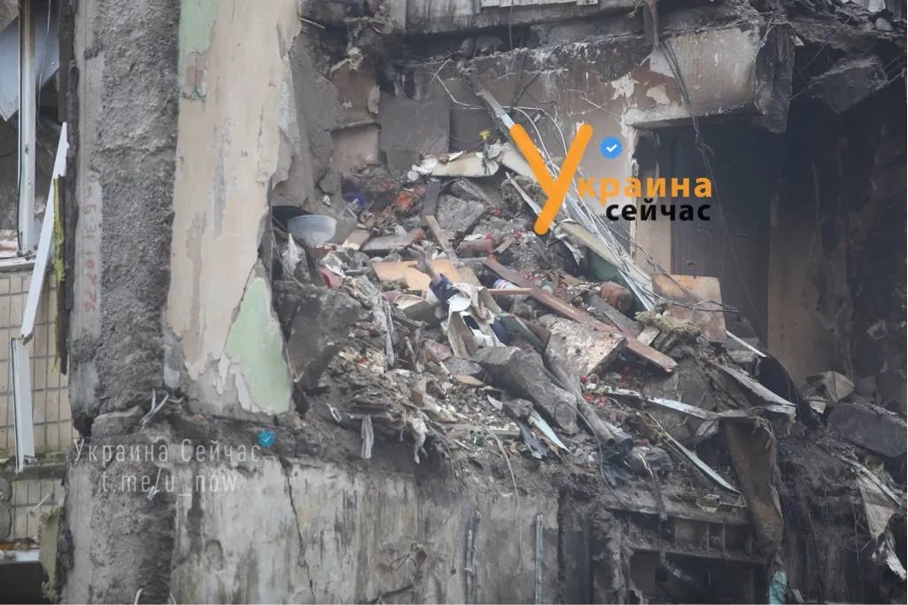 Під завалами побачили руку загиблої людини