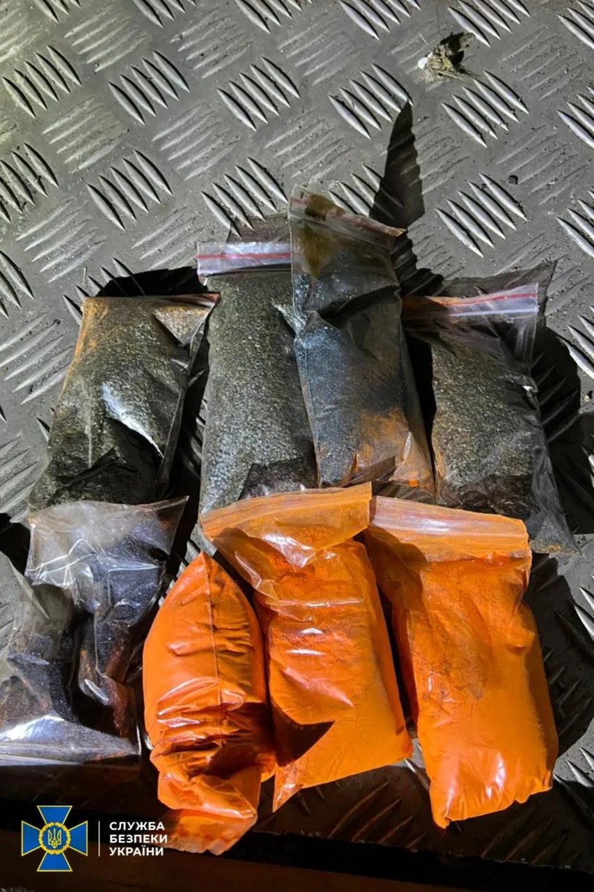 Знайдені під час обшуків наркотики