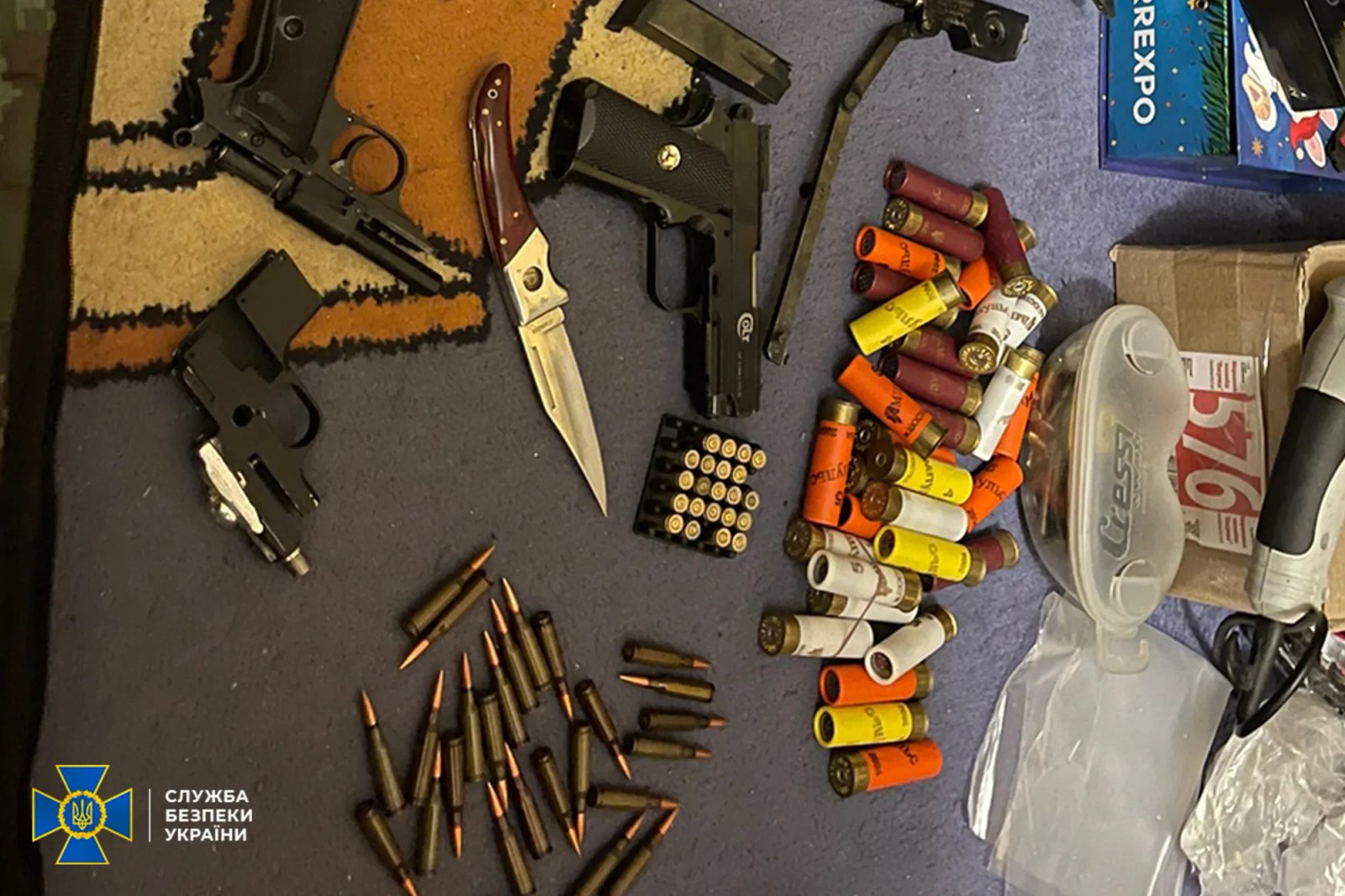 Знайдена під час обшуків зброя