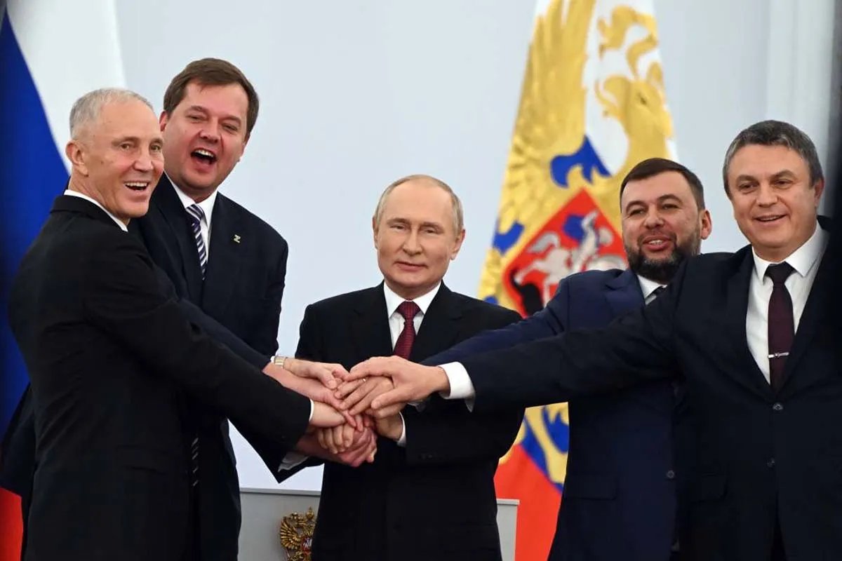 Путін теж говорить, що росію так всі принижували, що не було ніякого виходу, окрім як  напасти на Україну Путін теж говорить, що росію так всі принижували, що не було ніякого виходу, окрім як  напасти на Україну