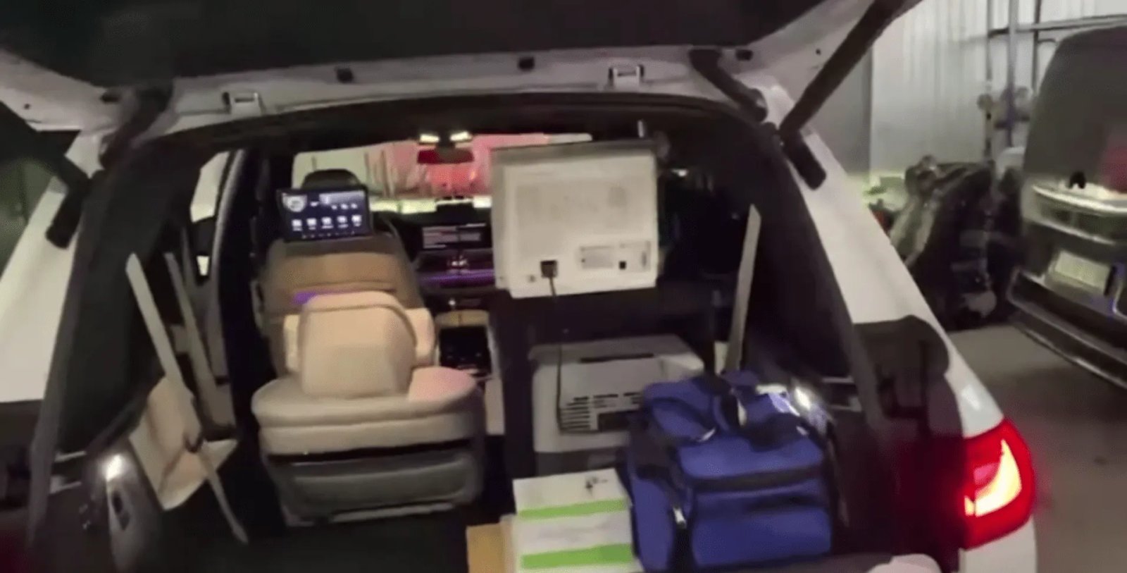 Лечение для мажоров: в погоне за хайпом украинское тюнинг-ателье попыталось сделать из BMW X7 скорую 2